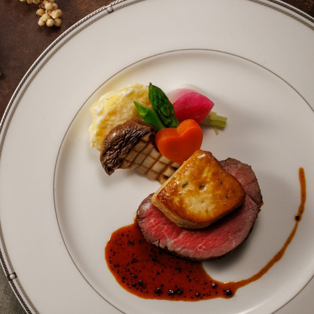 牛フィレとフォワグラの旨味をより引き立たせるこだわりのソースと共にメインディッシュをお楽しみいただけます。