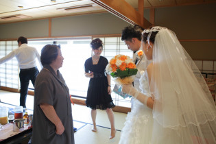 挙式前はご家族とリラックスして|呉竹荘×旧青葉邸～メゾン・ド・リアン(絆を紡ぐ家)～の写真(716843)