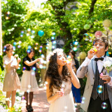 みんなでしゃぼん玉!ガーデンの写真撮影に友達も呼んでこんな1枚を♪