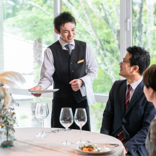 全国にホテルを展開する呉竹荘だから、お客様への最上級のおもてなしが可能なサービススタッフ