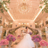 アンティークピンクの装花はドレス姿をより引き立てる