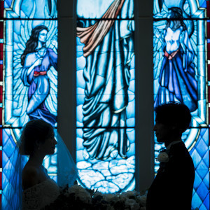 ステンドグラスの青い光に包まれてのセレモニー|ベルヴィ リリアルの写真(27325933)