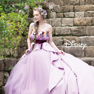 ドレス・Disney（ラプンツェル）／まるでブーケを纏っているかの様に胸元に詰め込まれた花々が印象的なドレス