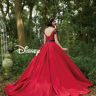 ドレス・Disney（白雪姫）／白雪姫の象徴的な真っ赤なリンゴからインスピレーションを受けた真紅のドレス