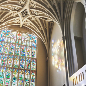 美しいステンドグラスの光がセレモニーを彩る|THE ABBEY CHURCH（アビー・チャーチ）の写真(12776174)