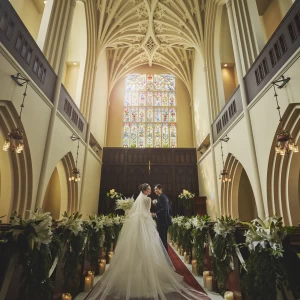 ステンドグラスから光が注ぎ、長いバージンロードを照らす。厳かな教会式|THE ABBEY CHURCH（アビー・チャーチ）の写真(14839167)