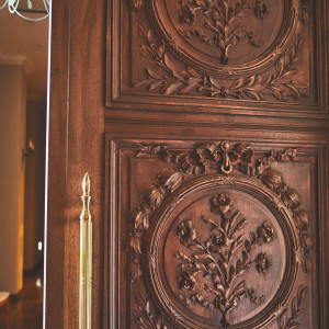 レリーフが美しい木目の入場扉|THE ABBEY CHURCH（アビー・チャーチ）の写真(12844088)