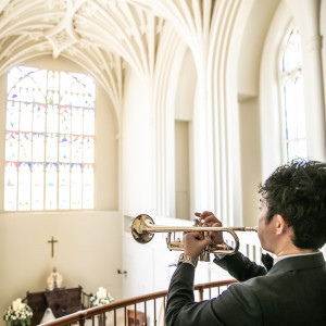 トランペットの音色で厳粛な挙式に華やかさが加わる|THE ABBEY CHURCH（アビー・チャーチ）の写真(51767201)