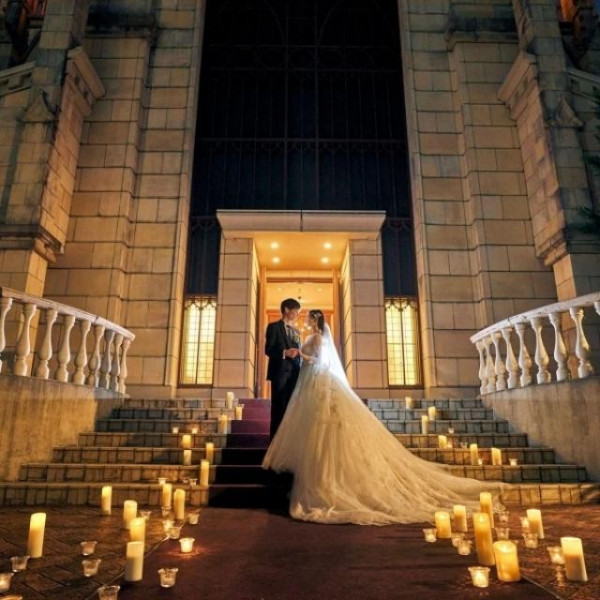 キャンドルの灯りに彩られた大聖堂