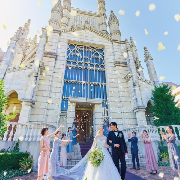 フラワーシャワーやバブルシャワーでゲストの祝福を感じて