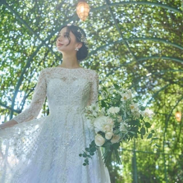 緑豊かなガーデンでお気に入りのドレスを