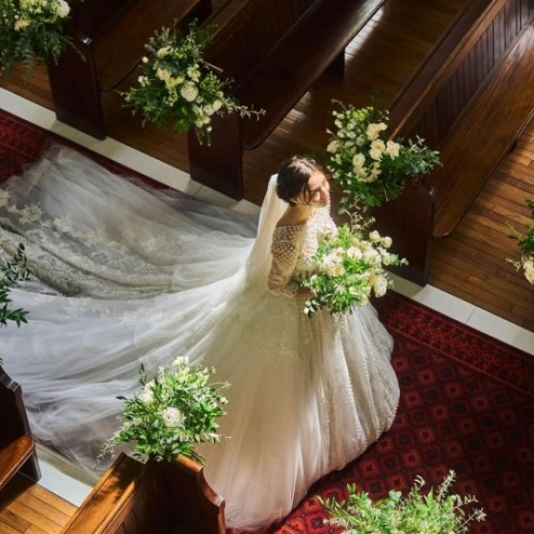 長いバージンロードはウェディングドレスを一層美しくみせてくれる