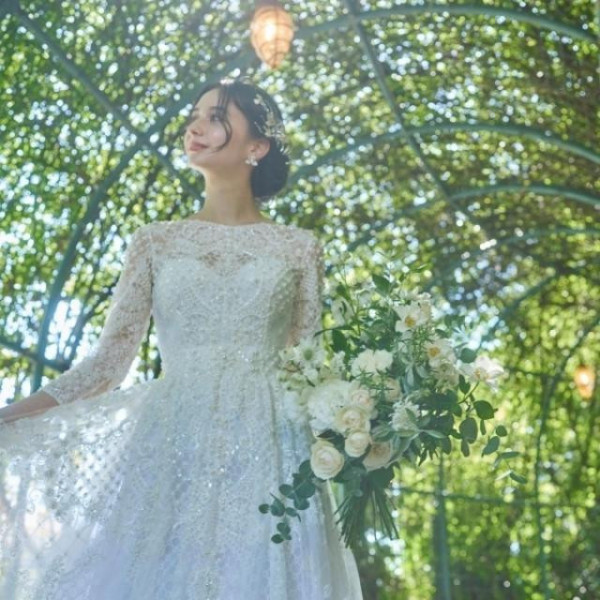 緑豊かなガーデンでお気に入りのドレスを