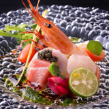お料理では新郎新婦にかわりシェフが真心を込めて調理し、ゲストの皆様をおもてなしいたします。