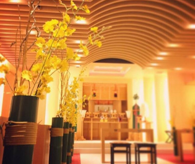伝統的で厳かな雰囲気の中にも、挙式会場としての華やかさのある神殿「誓言」です