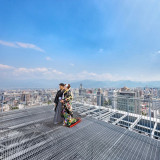 16階建のホテル屋上で絶景前撮り♪おふたりのご希望に応じて、様々なロケーションで撮影致します!