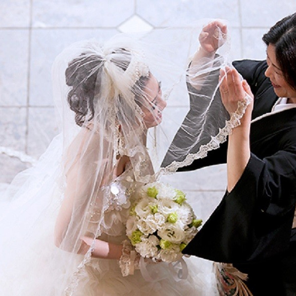 お招きしたゲストに包まれる人前式も可能です。
水流のバージンロードで行われるユニティアクアセレモニー(水合せの儀)から二人の挙式がスタートします。|長崎インターナショナルホテルの写真(969268)