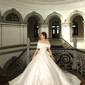 シンプルなフロントスタイルと中に太目のコードを入れて立体感を出した特別なレースの圧巻のロングトレーンのバックスタイルが印象的な豪華な王道ドレス|オークラ千葉ホテルの写真(53588634)