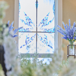 ブルーの蝶のステンドグラスが美しく輝く|オークラ千葉ホテルの写真(30163283)