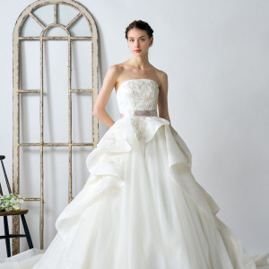 クリアな輝きを放つ繊細なビーディングが施されたリーフ柄レースのトップスと、立体に組まれたフリルスカート。クチュール感あふれるウェディンドレス。|オークラ千葉ホテルの写真(53587909)