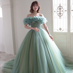 トーンの違うチュールを重ねて色出しにこだわり、すべての女性の心を魅了するキラキラのスパンチュールを贅沢に重ねたドレス。|オークラ千葉ホテルの写真(53588246)