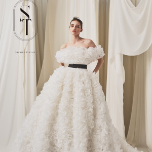 くるくると立体的な動きのあるメロー巻きフリルをふんだんに使用した
甘さとモード感を兼ね備えた1着|オークラ千葉ホテルの写真(53587906)