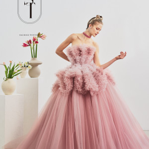 スモーキーなグラデーションチュールフリルのランダムにたくし上げたオーバースカートがモード感あふれる一着|オークラ千葉ホテルの写真(53587908)