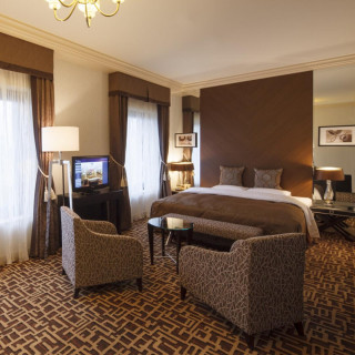 新郎新婦の宿泊(1泊朝食つき)プレゼント♪挙式当日or前日チョイスOK。最上階のスパは無料で利用可!