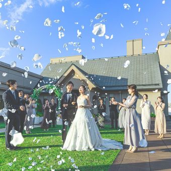 空と緑に囲まれた広いガーデンで、フラワーシャワーなどアフターセレモニーが叶う。