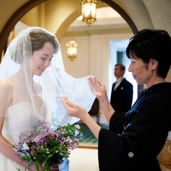 純白のベールをおろす花嫁ベールダウン