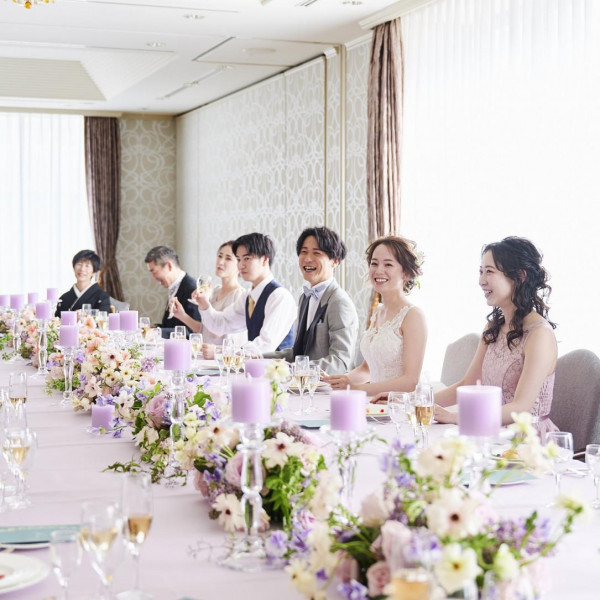 ホテルの中庭を見渡しながら、ご家族となごやかなひとときを