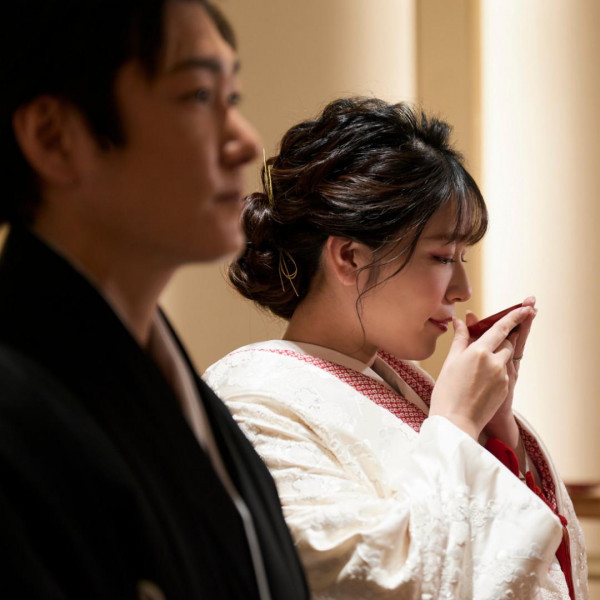 凛とした佇まいのカットを撮影