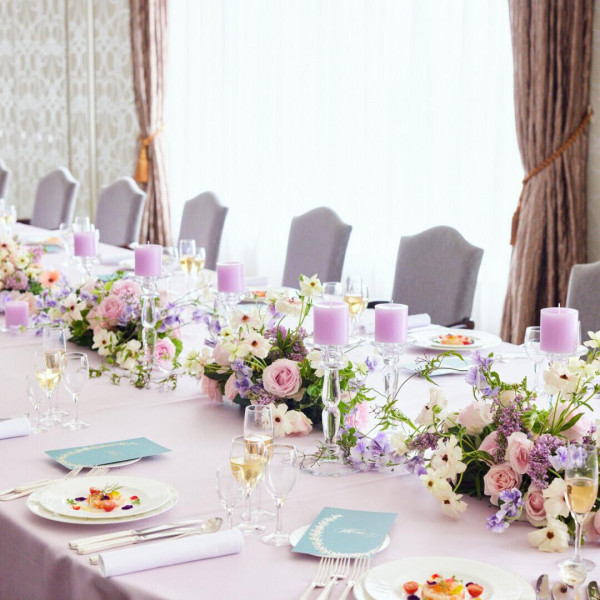 少人数でご検討の方にオススメ！
大きな窓から自然光が降り注ぐアイリスルーム