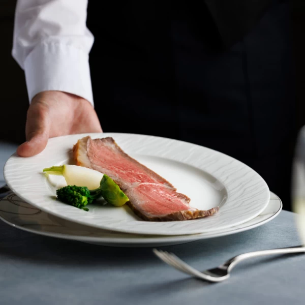 厳選素材とホテルシェフの技で美味しい料理を皆様のもとへ