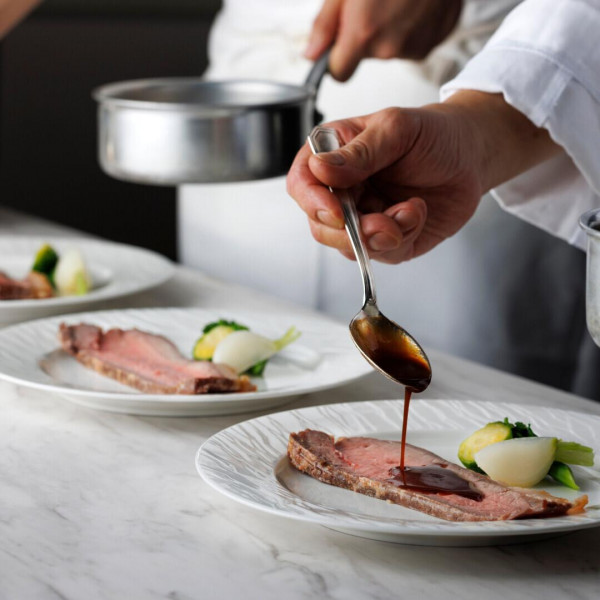 厳選素材とホテルシェフの技で美味しい料理を皆様のもとへ