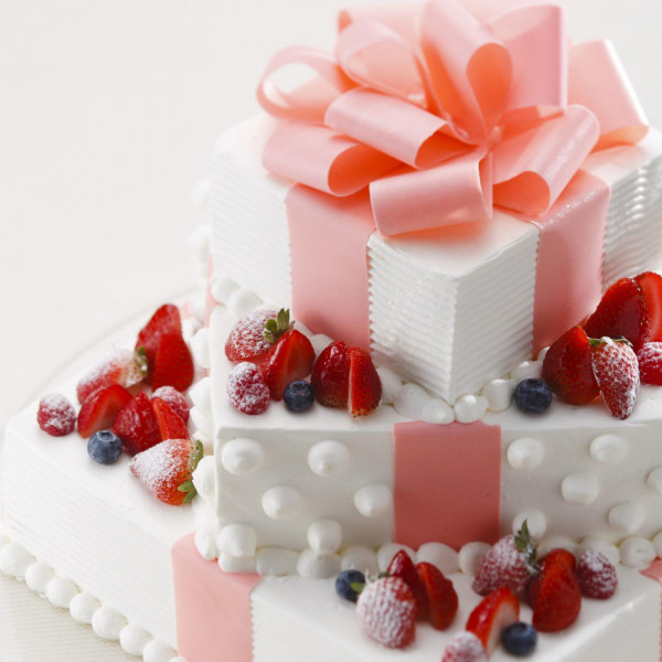 おふたりらしいデザインで、オリジナルウエディングケーキも可能！