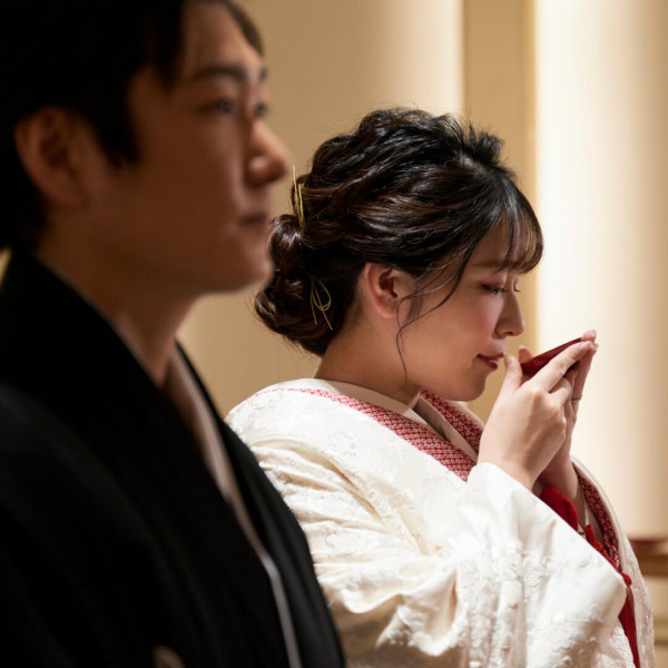 凛とした横顔ショットも