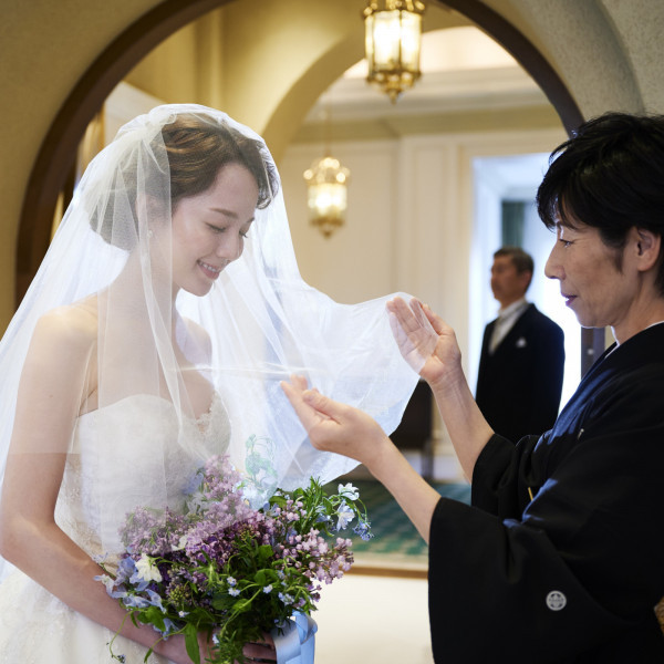 お母様や家族からのベールダウン。新婦の幸せを願って。