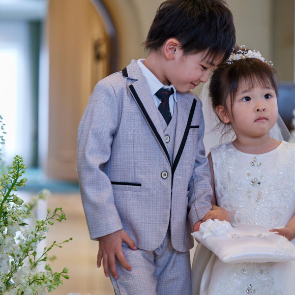 リングボーイ＆ガールの登場でふたりもゲストも笑顔があふれる