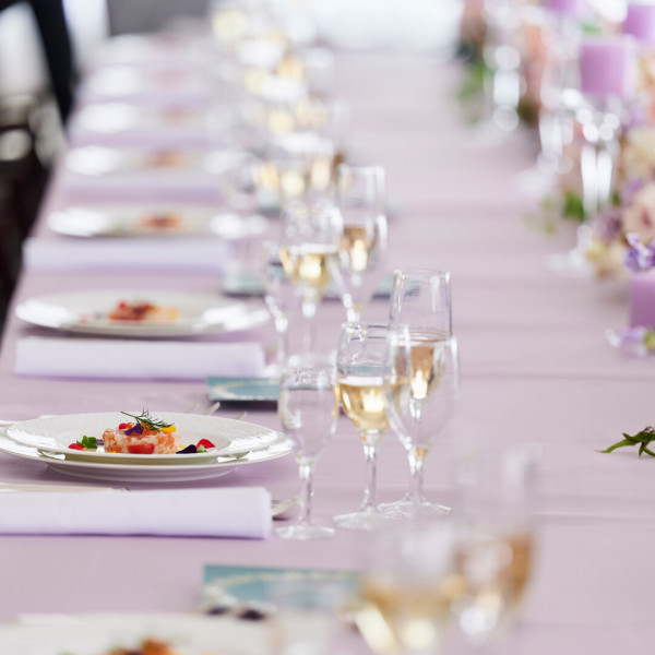 ホテルの中庭を見渡しながら、ご家族との楽しい会話に笑顔咲く