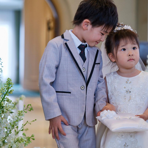 リングボーイ＆ガールの登場でふたりもゲストも笑顔があふれる