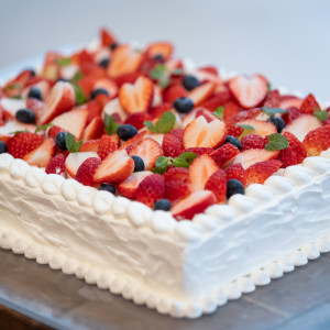 大型のスクエアケーキも、ベリーをふんだんにあしらい豪華に♪|ENSOLEILLE（アンソレイエ）～VILLAGE WEDDING～の写真(25123918)