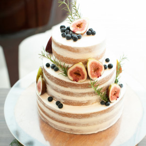 ナチュラルがお好みおふたりにおすすめネイキッドケーキ|ENSOLEILLE（アンソレイエ）～VILLAGE WEDDING～の写真(25123836)