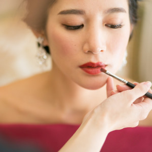 リップを塗ってメイクも新たに。カラードレスに変身|ENSOLEILLE（アンソレイエ）～VILLAGE WEDDING～の写真(25126326)