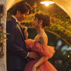 まるで映画のワンシーンのようなお写真も♪|ENSOLEILLE（アンソレイエ）～VILLAGE WEDDING～の写真(54634694)