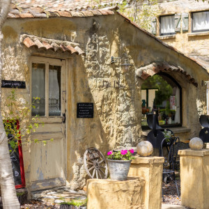 【ドレスショップ】南仏の街並みの一角にドレスサロンを併設＊入る前から雰囲気がありテンションも上がる|ENSOLEILLE（アンソレイエ）～VILLAGE WEDDING～の写真(57024093)