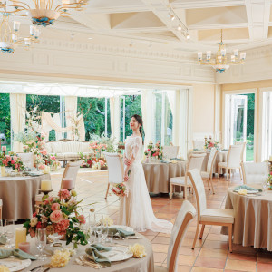 ナチュラルテイストな3面採光！大きな窓から陽ざしも祝福|ENSOLEILLE（アンソレイエ）～VILLAGE WEDDING～の写真(54639285)