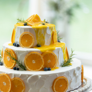 ドリップケーキの演出は、写真映えする瞬間♪|ENSOLEILLE（アンソレイエ）～VILLAGE WEDDING～の写真(25123837)