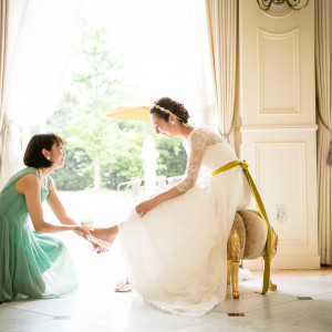 時にはご友人にお仕度を手伝ってもらうのも◎|ENSOLEILLE（アンソレイエ）～VILLAGE WEDDING～の写真(6470568)