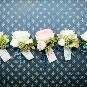 ご新郎様はご友人とおそろいのブートニアを身に着けて♪|ENSOLEILLE（アンソレイエ）～VILLAGE WEDDING～の写真(6470572)